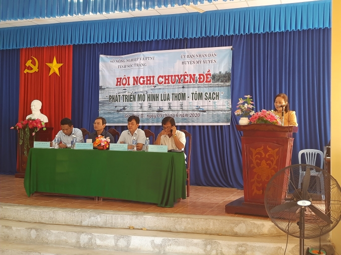 Bà  Quách Thị Thanh Bình báo cáo tình hình nuôi tôm 6 tháng đầu năm của tỉnh Sóc Trăng.