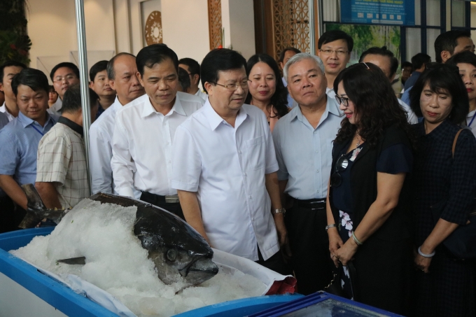 Phó Thủ tướng Trịnh Đình Dũng tham quan các gian hàng hội chợ các sản phẩm thủy sản tại Hà Nội năm 2018. Ảnh: TL.