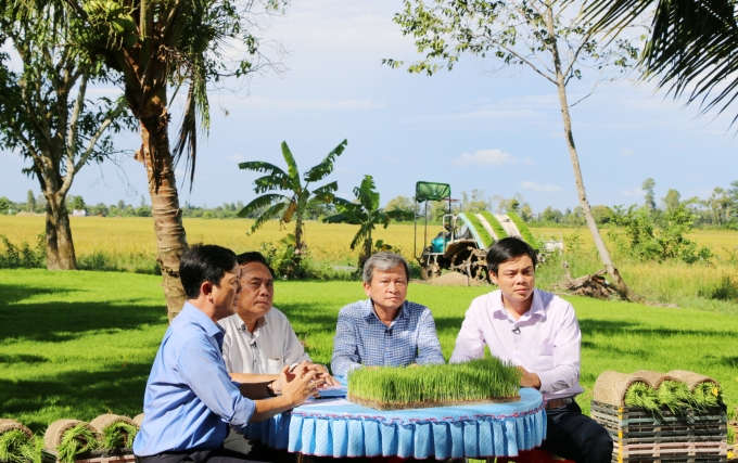Tọa đàm tại hiện trường về ứng dụng cơ giới hóa giảm lượng gieo sạ trong sản xuất lúa tại Đồng Tháp. Ảnh: Lê Hoàng Vũ.