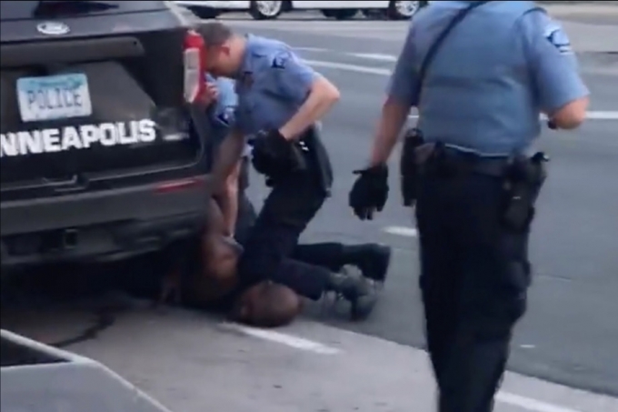 Hình ảnh cảnh sát da trắng Derek Chauvin quỳ gối trên cổ người da đen George Floyd (Ảnh cắt từ clip của nhân chứng).