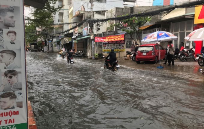 Nước ngập là nỗi ám ảnh của người Sài Gòn sau mỗi cơn mưa. Ảnh: T.H.