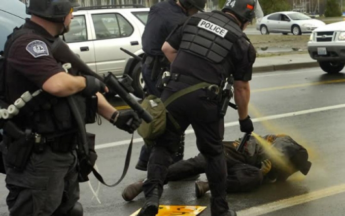 Việc lạm quyền và quá mức bạo lực là căn bệnh chung của cảnh sát Hoa Kỳ. Ảnh: Getty Images.