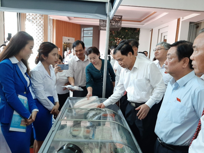 Bộ trưởng Nguyễn Xuân Cường tham quan các gian hàng giới thiệu sản phẩm cá tra tại sự kiện. Ảnh: Lê Bền