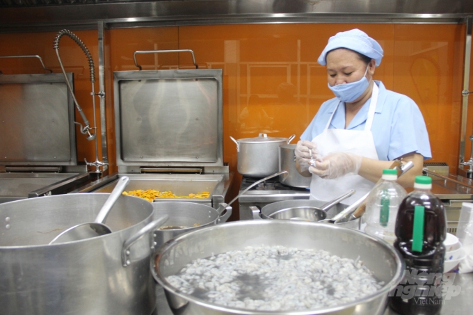 Mô hình bếp ăn một chiều tại trường Trường Tiểu học Trưng Trắc (quận 11, TP.HCM), ở  mỗi khâu đều được thực hiện theo quy trình nghiêm ngặt, đảm bảo vệ sinh an toàn thực phẩm. Ảnh: H.Đ.
