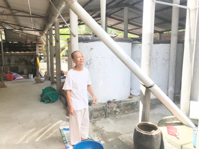 Ông Hai Triều cho biết, nhờ trữ nước mưa dưới giếng mà mùa mặn 2019 - 2020 này ông vẫn có dư nước ngọt để sử dụng. Ảnh: Minh Đảm.