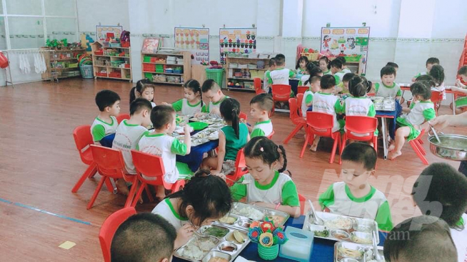 Trẻ tham gia bữa ăn trưa tại trường mầm non Hương Nắng Hồng (Thủ Đức, TP.HCM). Ảnh: Nhà trường cung cấp.