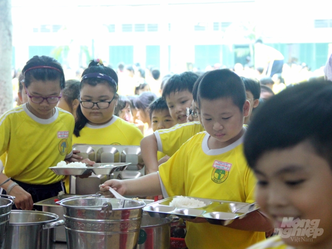 Hàng ngày, Trường Tiểu học Trưng Trắc (quận 11, TP.HCM) chuẩn bị 1.300 suất ăn cho học sinh. Ảnh: H.Đ.