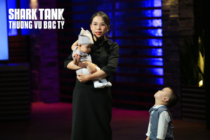 'Mẹ bỉm sữa' Đỗ Phan Hoàng Sương đi kêu gọi đầu tư cùng hai con nhỏ. Ảnh: Sharktank Việt Nam. 