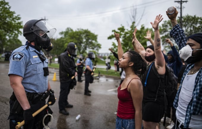 Người biểu tình xuống đường ở thành phố Minneapolis, bang Minnesota, phản đối cảnh sát lạm dụng bạo lực. Ảnh: AP.