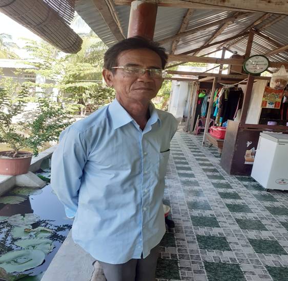 Ông Tin là chủ vườn sen tại thôn Mỹ Nghiệp, thị trấn Phước Dân, huyện Ninh Phước, đang thu hút rất đông khách đến tham quan.