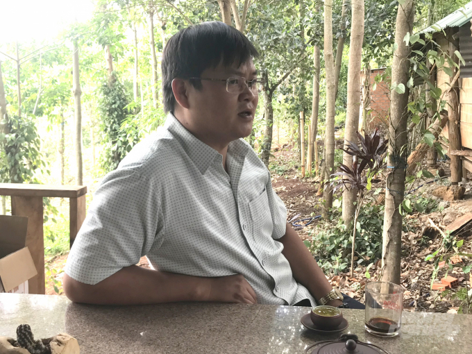 Anh Đặng Văn Huy, con trai út của ông Viên chia sẻ về lựa chọn làm cà phê hữu cơ. Ảnh: Vũ Đình Thung.