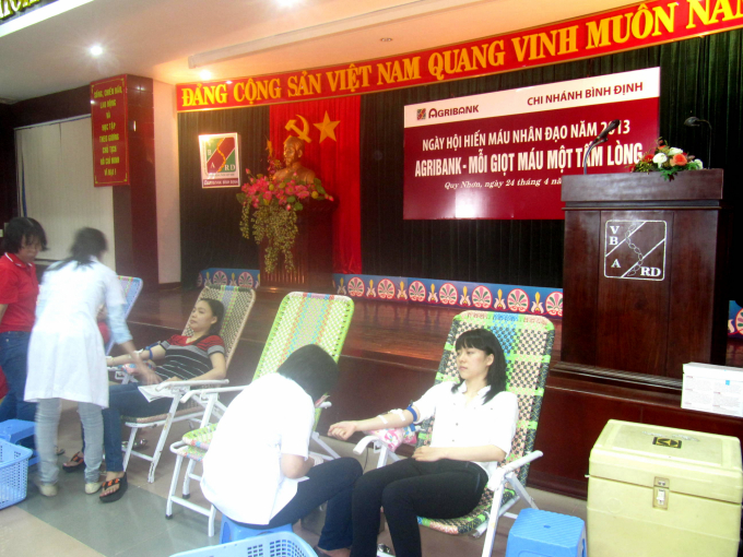 Agribank Bình Định tổ chức hiến máu nhân đạo. Ảnh: Đình Thung.