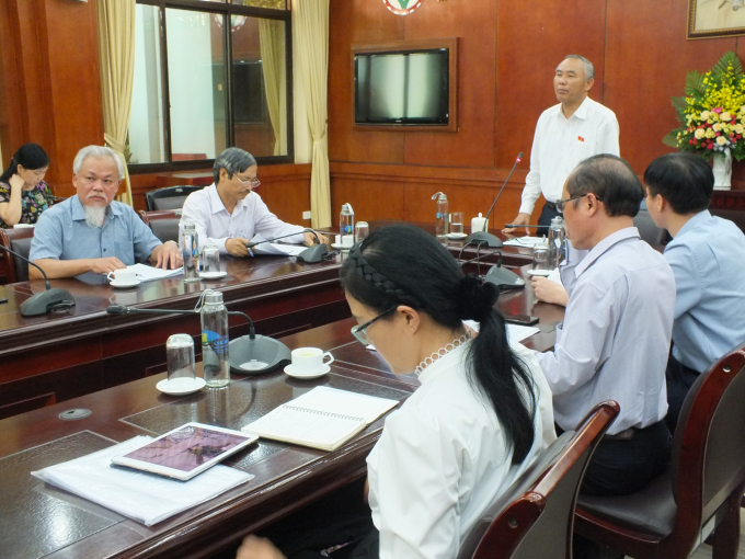 Thứ trưởng Bộ NN-PTNT Phùng Đức Tiến (đứng) thông tin với báo chí về các vấn đề liên quan tới việc triển khai nhập khẩu lợn sống từ Thái Lan về Việt Nam. Ảnh: Lê Bền.