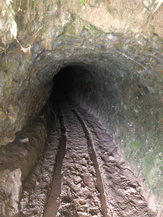 Bên trong một hầm khai thác tại mỏ vàng Minh Lương. Ảnh: H.Đ.