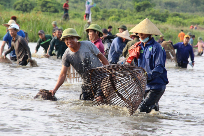 Tham gia lễ hội có đủ các thành phần già trẻ, gái trai. Ảnh: Gia Hưng.