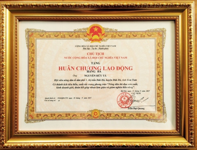 Nguyễn Hữu Tá được nhà nước tặng thưởng Huân chương Lao động. Ảnh: Phúc Lập.
