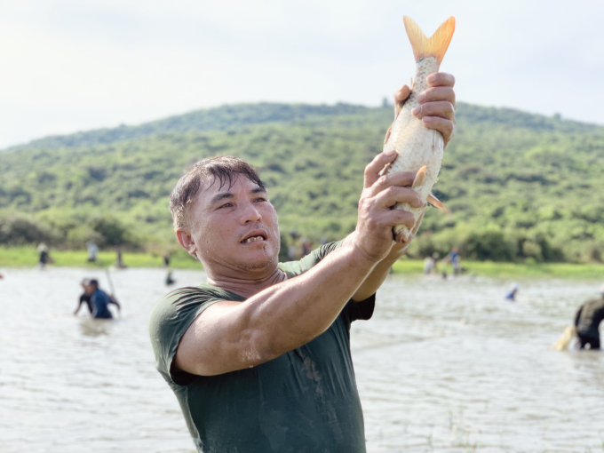 'Chiến lợi phẩm' là con cá chép khá lớn. Ảnh: Gia Hưng.