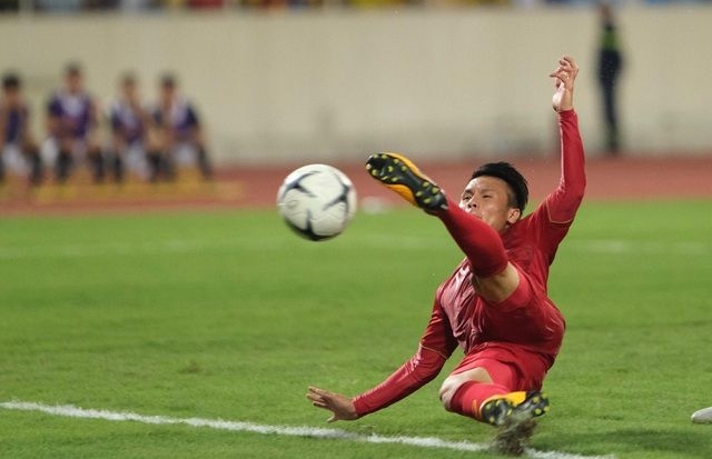 Quang Hải ngả người vô-lê tung lưới Malaysia ở vòng loại World Cup 2022. Ảnh: Dân trí.