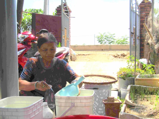 Người dân chắt chiu từng chai nước để tiết kiệm nước sinh hoạt trong mùa nắng nóng. Ảnh: Vũ Đình Thung.