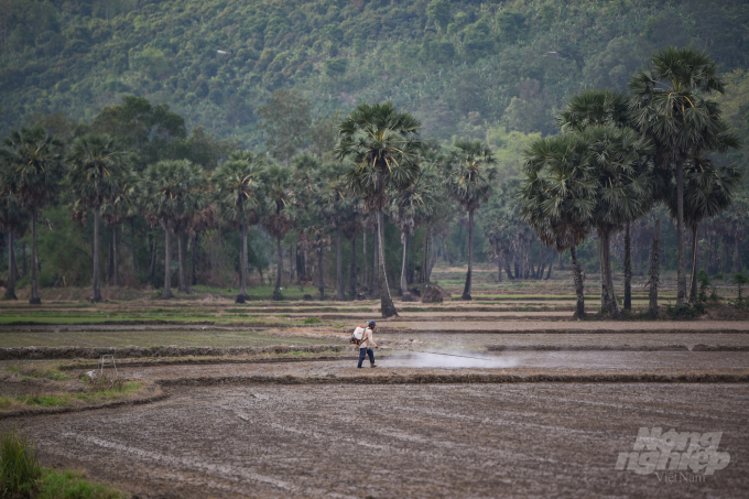 Nhờ hàng loạt biện pháp thủy lợi hợp lý, nông dân vùng núi An Giang vẫn có nước để xuống giống vụ hè. Ảnh: Tùng Đinh.