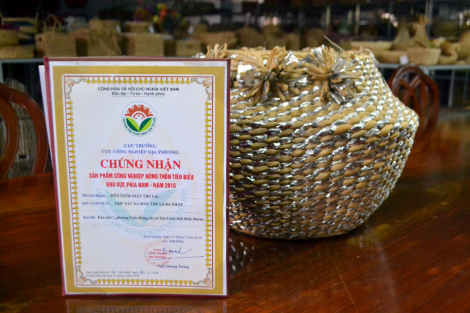Một sản phẩm đan lát của HTX Ba Nhất được chứng nhận sản phẩm công nghiệp nông thôn tiêu biểu. Ảnh: Trần Trung.