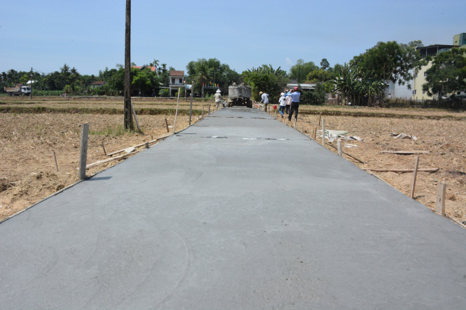 Những tuyến đường bê tông do nhân dân đóng góp, xây dựng giúp việc đi lại ngày càng thuận tiện.