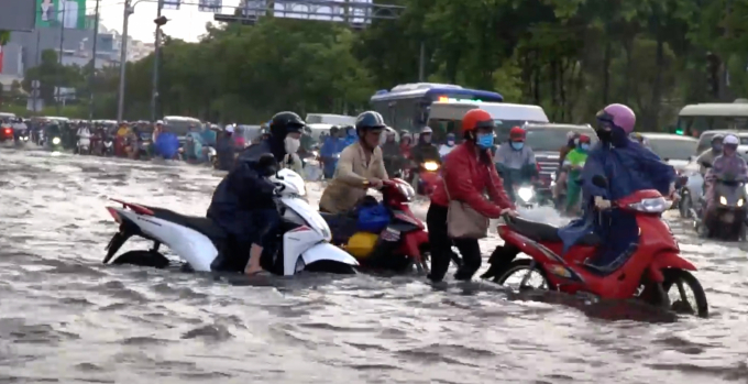 'Rốn ngập' đường Nguyễn Hữu Cảnh, nước dâng hơn nửa mét, nhiều xe máy phải dắt bộ. Ảnh: Thu Hiền.