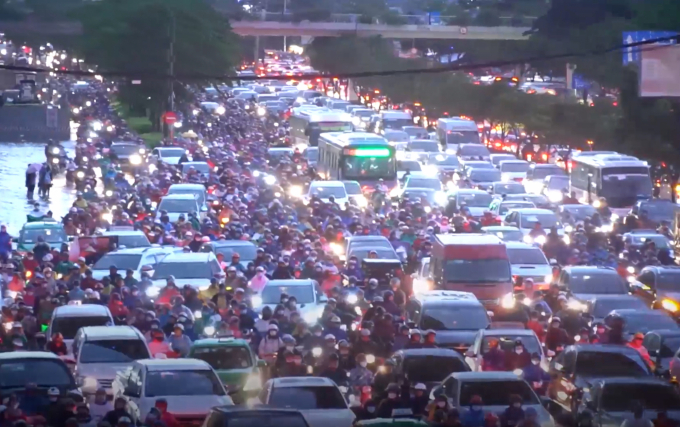 Kẹt xe kéo dài khi vực cầu Sài Gòn, quận 2. Ảnh: Thu Hiền.