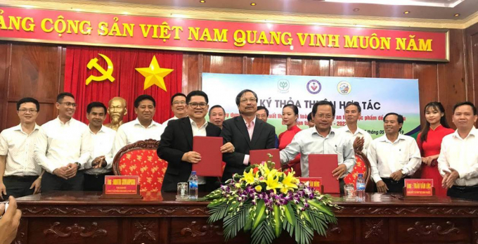 Cục trưởng Cục Thú y Phạm Văn Đông cùng Giám đốc Sở NN&PTNT tỉnh Bình Phước và Tổng Giám đốc Công ty CP Việt Nam ký kết thỏa thuận hợp tác xây dựng chuỗi sản xuất thịt gà chế biến để xuất khẩu của Công ty CP tại Bình Phước. Ảnh: Lăng Trần.