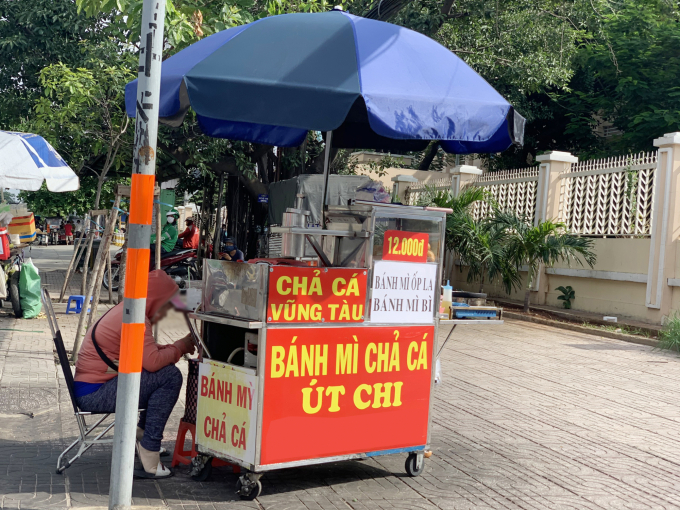 Một xe đẩy bán bánh mì chả cá đợi sẵn trước cổng trường THPT Thanh Đa (Bình Thạnh, TP.HCM). Ảnh: Thùy Lâm.