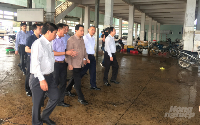 Bộ trưởng Bộ NN-PTNT Nguyễn Xuân Cường (giữa) kiểm tra hạ tầng cảng cá Quy Nhơn. Ảnh: Vũ Đình Thung.