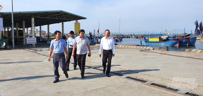 Thứ trưởng Bộ NN-PTNT Phùng Đức Tiến kiểm tra hạ tầng cảng cá Đông Tác (TP Tuy Hòa, Phú Yên). Ảnh: Vũ Đình Thung.