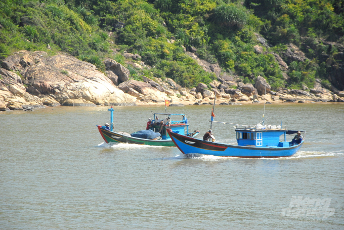 Cửa biển Tam Quan (TX Hoài Nhơn, Bình Định) thường xuyên bị bồi lấp gây trắc trở cho tàu cá ra vào cảng cá Tam Quan. Ảnh: Vũ Đình Thung.