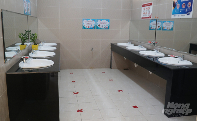 Trường Tiểu học Nguyễn Bỉnh Khiêm (quận 1) trang bị khu vực rửa tay sạch sẽ, thông thoáng cho học sinh và giáo viên. Ảnh: Thùy Lâm.