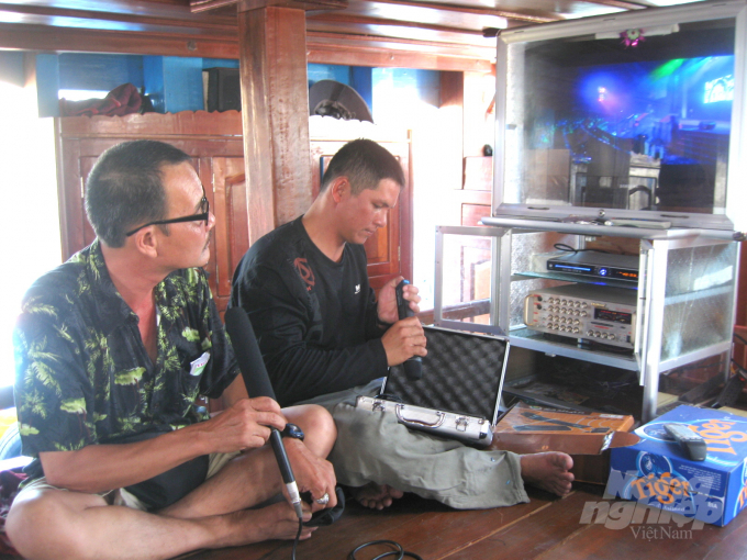 Mừng mẻ cá đầu tiên, hôm ấy chúng tôi mở máy hát karaoke vang biển. Ảnh: Vũ Đình Thung.
