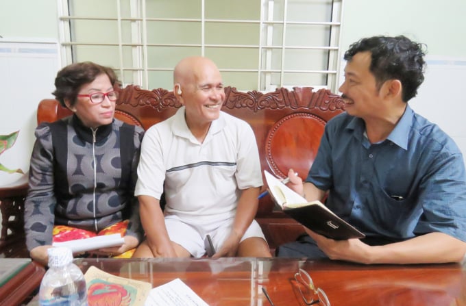 Vợ chồng ông Chín Chạy đang kể chuyện điều trị bệnh ung thư gan bằng bài thuốc cóc cho PV Báo NNVN. Ảnh: T.Phùng.
