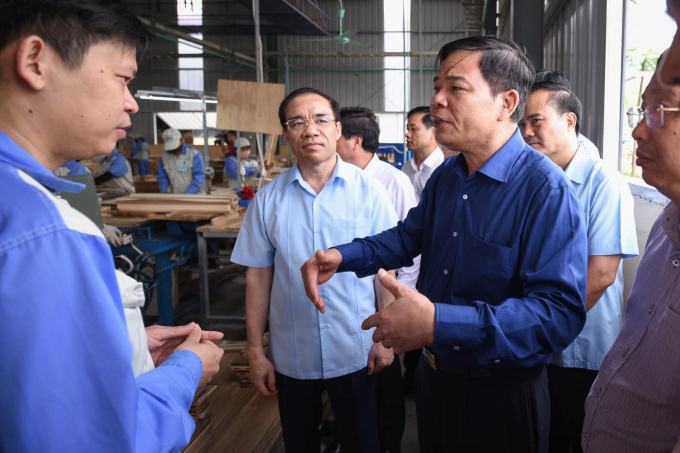 Bộ trưởng Nguyễn Xuân Cường kiểm tra công tác khôi phục sản xuất, xuất khẩu của ngành gỗ tại Tuyên Quang ngày 17/5/2020. Ảnh: Tùng Đinh