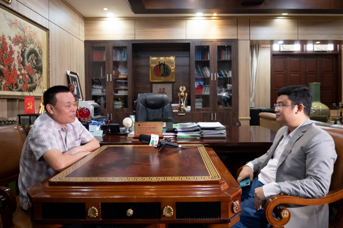 Nhà báo Nguyên Huân, Báo Nông nghiệp Việt Nam (bên phải) phỏng vấn Chủ tịch Tập đoàn Dabaco Việt Nam, ông Nguyễn Như So. Ảnh: Tùng Đinh.