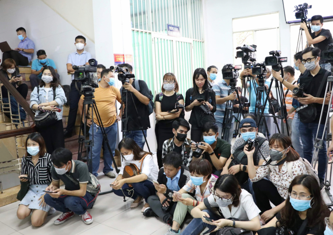Rất đông phóng viên có mặt từ sớm trước Khoa Bệnh Nhiệt đới (Bệnh viện Chợ Rẫy) đón bệnh nhân mắc Covid-19 đầu tiên Li Ding xuất viện. Ảnh: Ngô Bình.