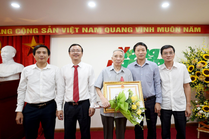 Tập thể Đảng ủy, Ban Biên tập Báo Nông nghiệp Việt Nam chúc mừng ông Phạm Văn Ngữ. Ảnh: Tùng Đinh.