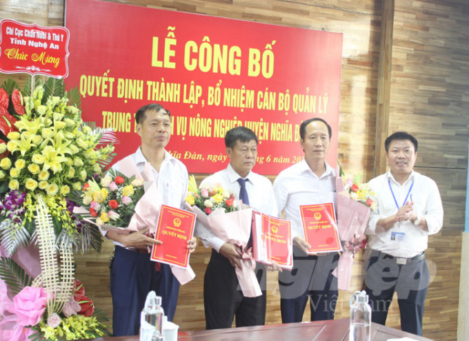 Trao Quyết định bổ nhiệm Giám đốc Trung tâm cho ông Nguyễn Viết Trung (thứ hai từ trái qua). Ảnh: Hồ Quang.