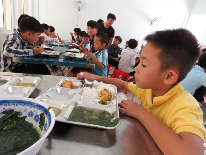 Bữa trưa tại trường trung tâm xã Lâm Hóa. Ảnh: T.Phùng.