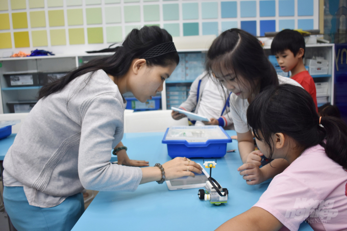 Trẻ tham gia lớp STEM Robotics tại Thư viện Khoa học Tổng hợp TP.HCM. Ảnh: Thùy Lâm.