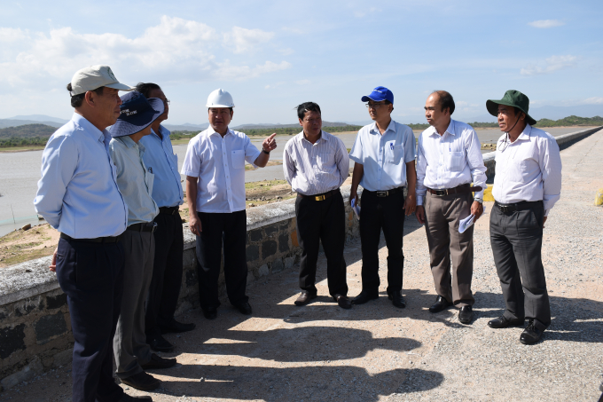 Đồng chí Trần Quốc Nam, Phó Chủ tịch UBND tỉnh Ninh Thuận, đi kiểm tra tình hình nguồn nước ở các hồ chứa trên địa bàn.
