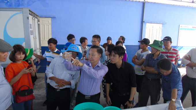 Ông Kim Văn Tiêu, Phó Giám đốc Trung tâm khuyến nông Quốc gia kiểm tra chất lượng tôm giống tại một cơ sở ương nuôi tôm giống của tỉnh Ninh Thuận.