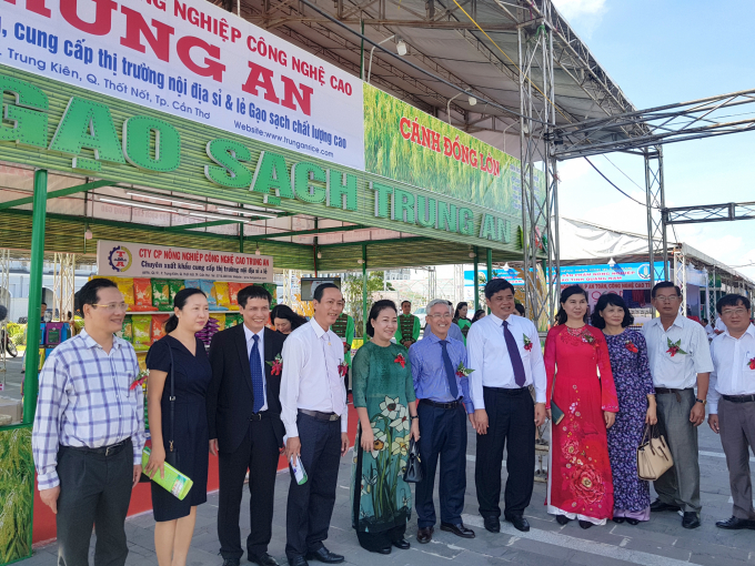 Thứ trưởng Trần Thanh Nam (thứ 5 từ phải qua) dự Hội chợ OCOP Cần Thơ. Ảnh: Thanh Ngoan.