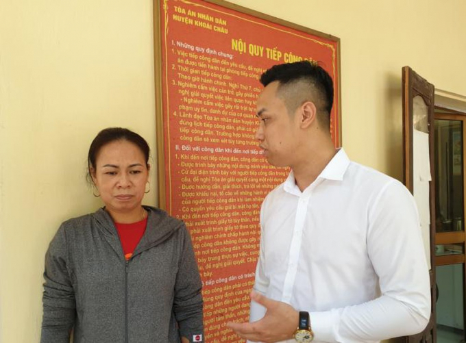 Bà Trần Thị Thanh Hương (trái) trao đổi với luật sư tại trụ sở Tòa án Nhân dân huyện Khoái Châu, Hưng Yên. Ảnh: Văn Việt.