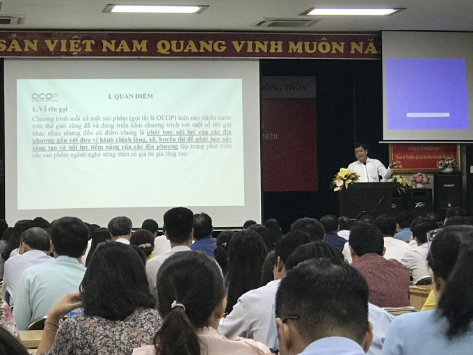 Thứ trưởng Bộ NN-PTNT Trần Thanh Nam trình bày chuyên đề đầu tiên: 'Tổng quan Chương trình OCOP' tại buổi tập huấn. Ảnh: Hồng Thủy.
