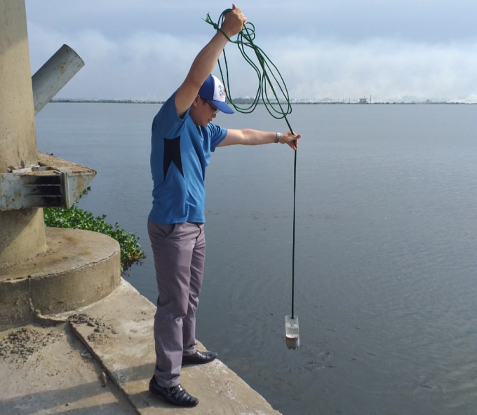 Lấy mẫu phân tích chất lượng nước trên hệ thống thủy lợi Tả Trạch.