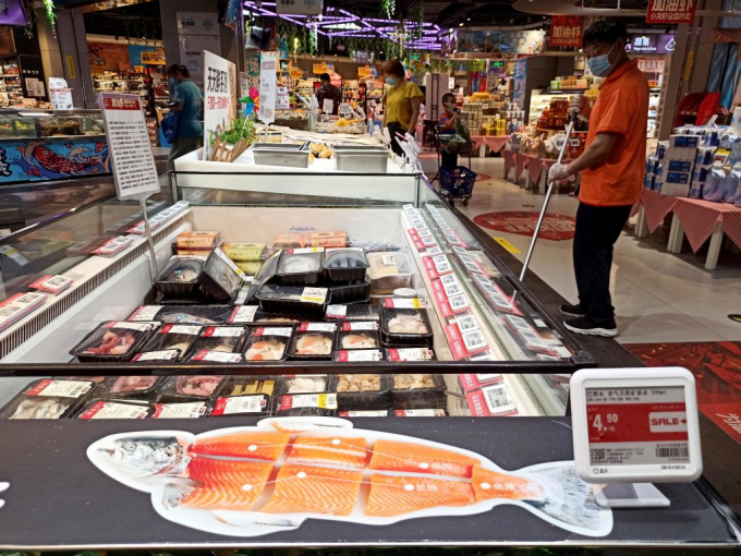 Nhiều siêu thị ở Bắc Kinh đã tạm dừng bán cá hồi. Ảnh: Getty Images.